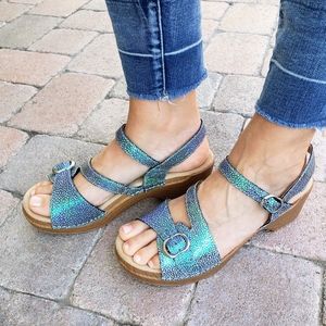Dansko Sandi Platform Clog Sandals in Iridescent Blue Shagreen Size 41 (size 10)
